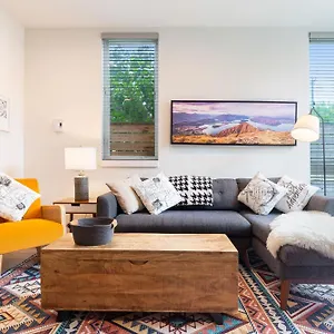 Stylish Townhouse Near Attractions Holiday home